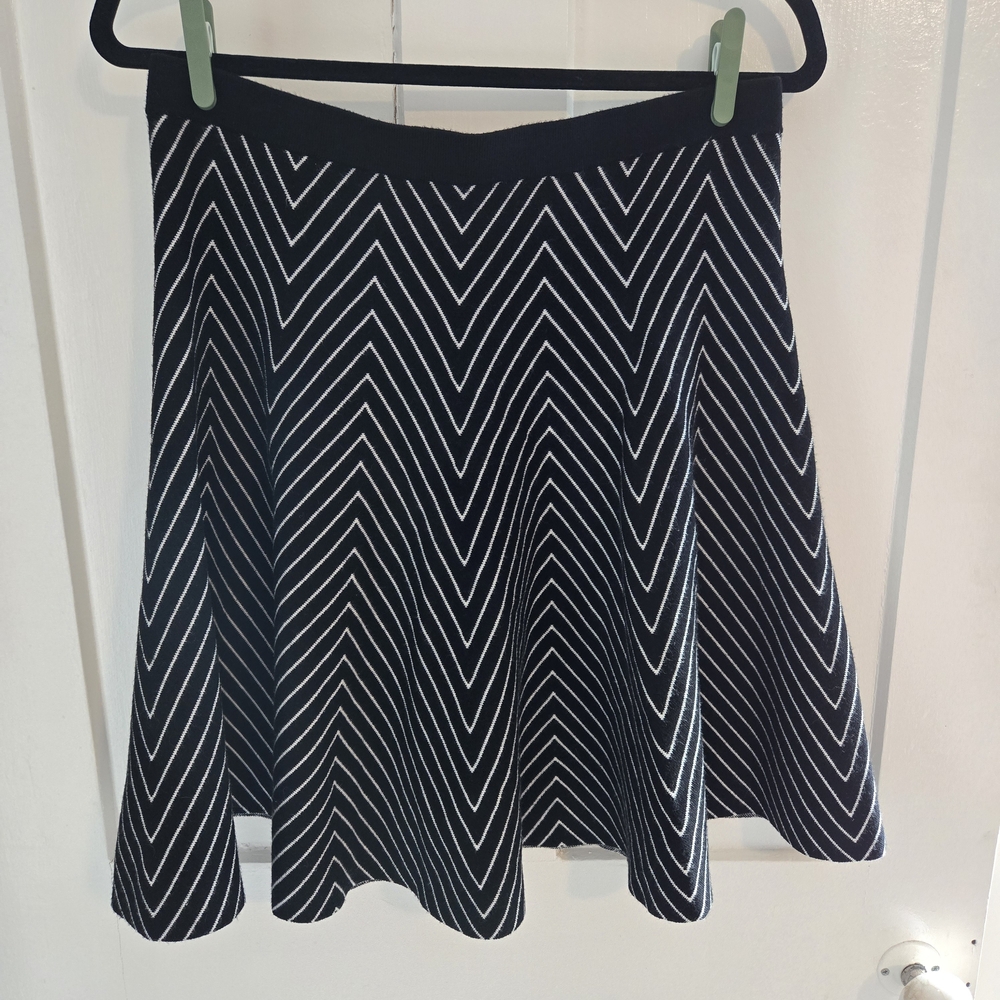 Carmen Marc Valvo Herringbone Design Knee Length Skirt Size Large, Black & White